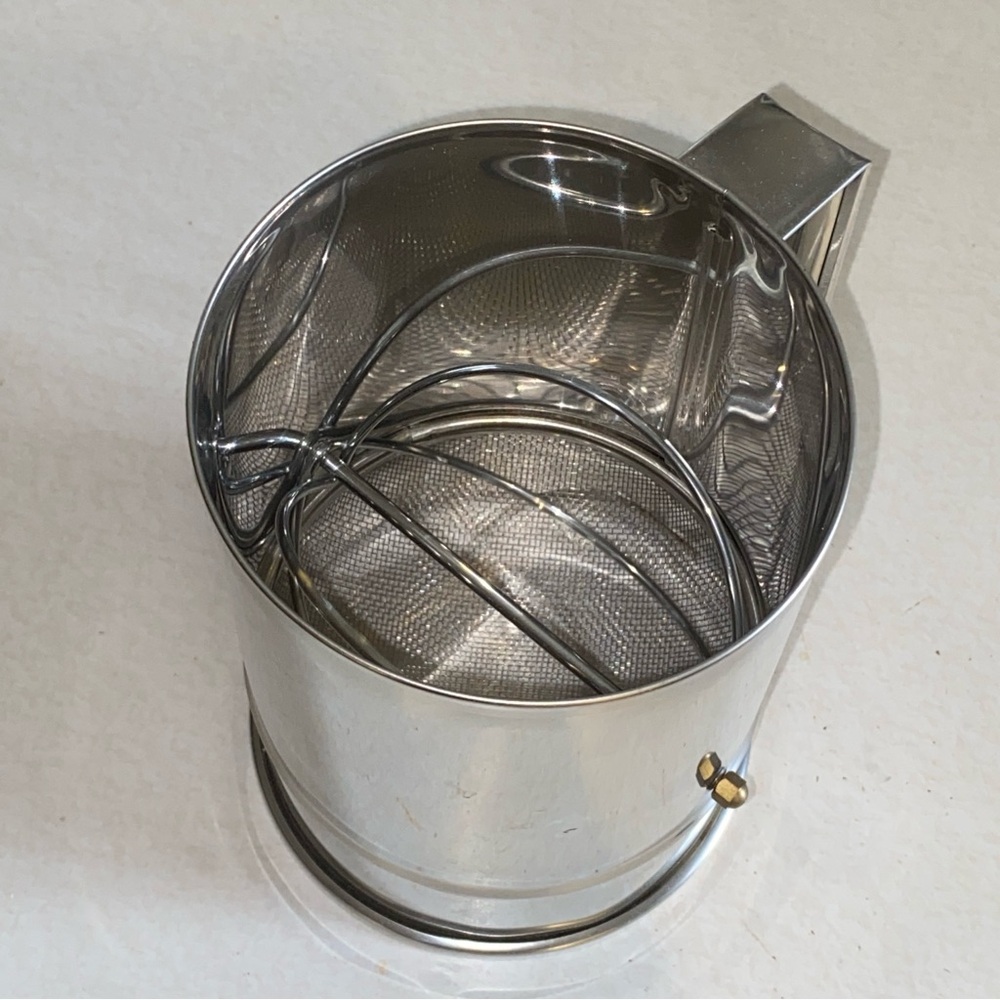 ❤️ Flour Sifter with Wooden Handle - Picture 2 of 4